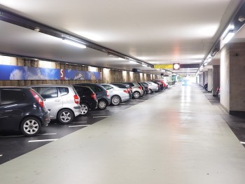 駐車場 multi-storey-car-park-1271917_640-e1548124735726